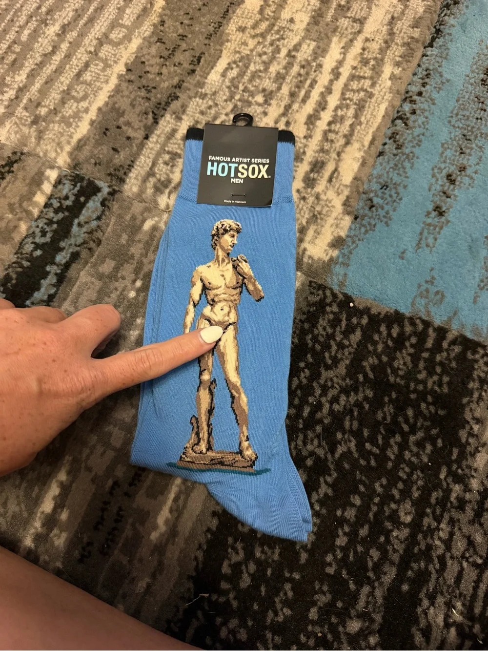 Hot Sox Men Blue Crew Socks with Sculpted Statue Design